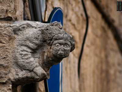 � letteralmente incastonato in una delle grosse pietre che compongono una parete dell�edificio